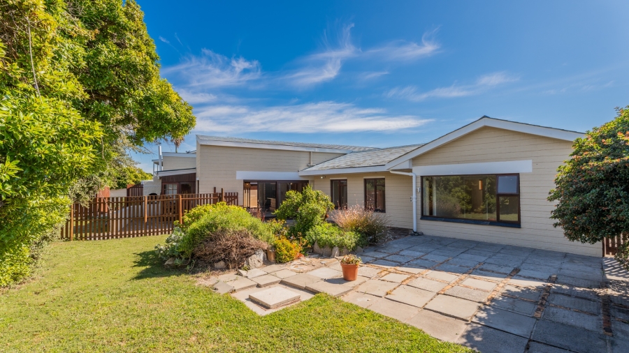 5 Bedroom Property for Sale in Zeekoevlei Western Cape